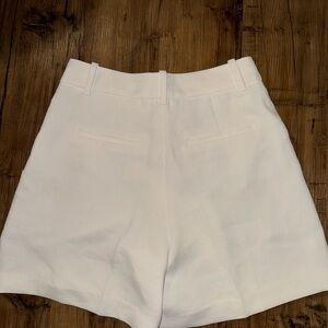 The Effortless Short midi. Aritzia. Size 4 never worn perfect condition.